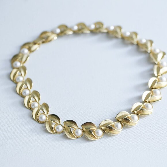 Vintage Gold Tone  an Faux Pearl Articulated Choker - Picture 5 of 8